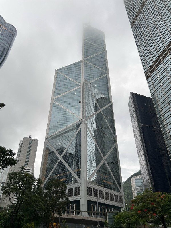 国庆办的几张港卡记录中秋+国庆旅游回程终于有机会顺路又去了香港一趟，正好去开户，今天众安的卡也到了～ 1.众安过关后直接线上开户，实体卡可以在xhs拼团免邮费，9号申请，12号发ems，13号已经收到了，新版的实体卡中间K线图部分是透明的（P2），做工还不错； 2.汇丰也是在香港线上申请就行，2号开户，7号发ems，8号收到； 3.中银香港一开始听说线上开户放水试了下，结果还没提交就跳出P4的提示未能符合尽职审查考量，所以打算第二天线下去中银大厦办，因为周六只营业半天怕号少+睡不着所以六点多就到了，没有人…七点多来了第二个人，等到九点开始正式办理，大概40分钟也就办完了（P6），办完顺便去附近汇丰总部补了签名～ PS：MUJI的这个票册用来放银行卡还挺合适的，套上厚一点的卡膜之后正好卡住～#银行卡 #港卡 #中银香港 #汇丰 #众安银行source: 