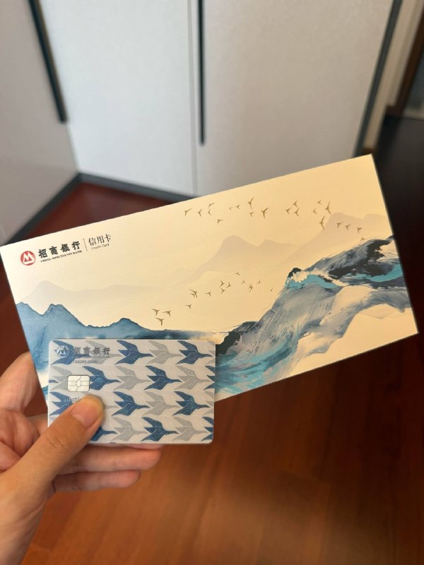 人生第一张信用卡💳招行万事达飞鸟为了下个月出去玩做准备办了第一张信用卡💳平时连花呗都不用 这下也算初尝试境内境外都能刷 活动也蛮多的听说万事达在小韩玩就够够的了就没办visa还薅了拨礼品 卡面真好看可惜一年刷不够七万得降级了短暂拥有下限定版信用卡 记录记录📝#信用卡# #招行信用卡# #出境必备# #记录今日# #分享日常生活# #限定版# #旅游卡# #小韩旅游#source: 