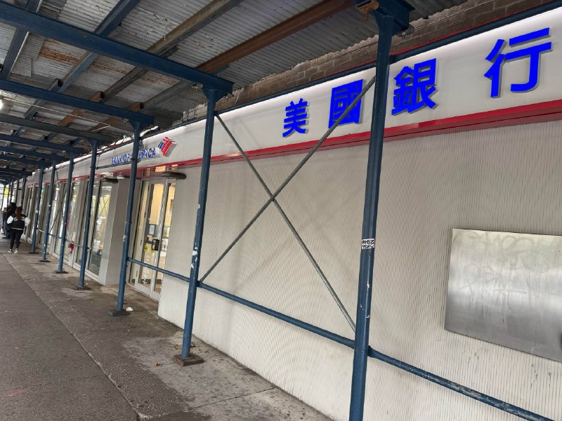 🇺🇸美国旅游签开美国银行账户和秒批信用卡纽约中国城BoA网点办理，B1/B2旅游签可直接线下开户（建议最好提前一天电话给网点预约开户）必备材料：1. 护照原件及B1B2签证2. 美国电话卡3. 美国收件地址4.经理把账户开好后随便帮我申请了蓝色信用卡，秒批额度150005.经理带我去ATM存美元，两个账户分别存100美元💵6.提款卡没收到之前只能柜台存取7.提款卡和信用卡都是邮寄到美国地址美国银行地址：50 Bayard St, New York, NY 10013#美国银行#信用卡 #boasource: 
