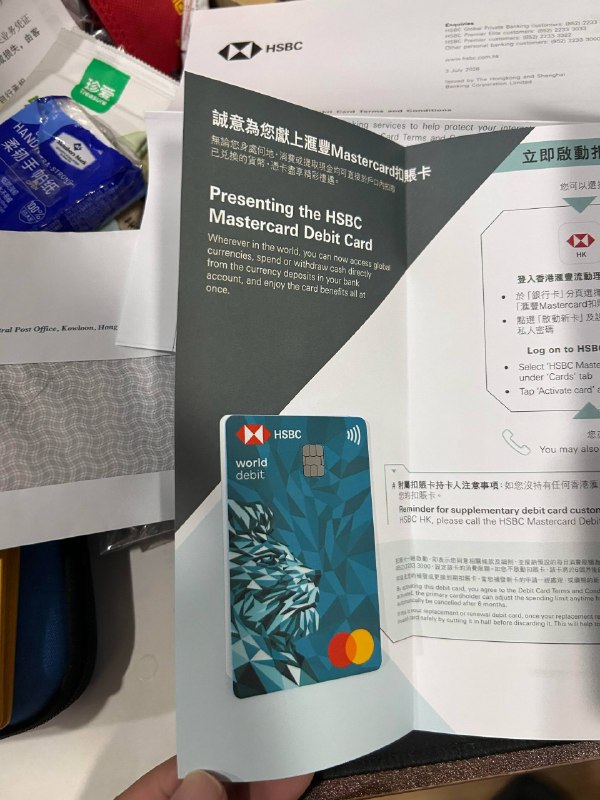 国庆办的几张港卡记录中秋+国庆旅游回程终于有机会顺路又去了香港一趟，正好去开户，今天众安的卡也到了～ 1.众安过关后直接线上开户，实体卡可以在xhs拼团免邮费，9号申请，12号发ems，13号已经收到了，新版的实体卡中间K线图部分是透明的（P2），做工还不错； 2.汇丰也是在香港线上申请就行，2号开户，7号发ems，8号收到； 3.中银香港一开始听说线上开户放水试了下，结果还没提交就跳出P4的提示未能符合尽职审查考量，所以打算第二天线下去中银大厦办，因为周六只营业半天怕号少+睡不着所以六点多就到了，没有人…七点多来了第二个人，等到九点开始正式办理，大概40分钟也就办完了（P6），办完顺便去附近汇丰总部补了签名～ PS：MUJI的这个票册用来放银行卡还挺合适的，套上厚一点的卡膜之后正好卡住～#银行卡 #港卡 #中银香港 #汇丰 #众安银行source: 