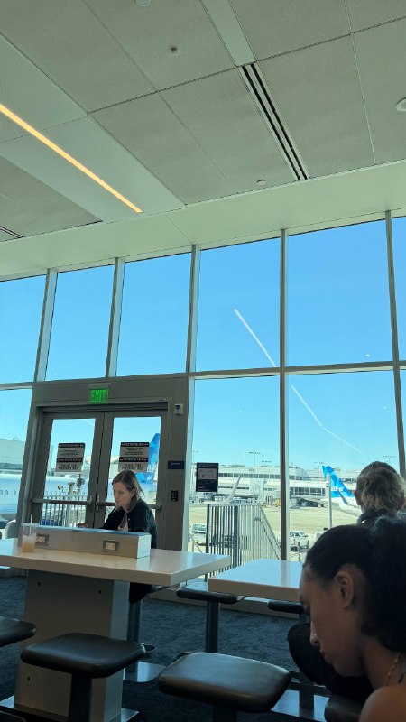 实测｜过期 EAD 在美国境内坐✈️没问题👌先说结论：这是我的亲身经历，不是网上搬运的攻略！ 📍实测地点：LAX 洛杉矶国际机场✈️ 航班类型：美国境内 Domestic Flight📄 我的情况：EAD 已经过期 实际体验下来，我这次在 LAX 坐美国境内航班，顺利通过了机场安检
